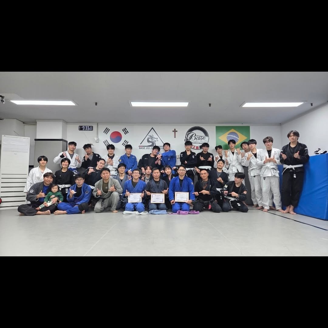 Photo by 베이스 주짓수 평촌 on December 23, 2025. May be an image of martial arts, belt and text.