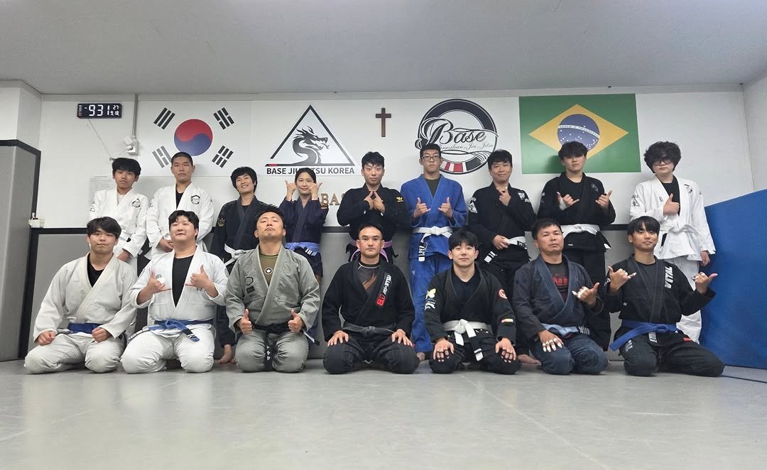 Photo by 베이스 주짓수 평촌 on September 19, 2025. May be an image of 16 people, people performing martial arts, belt and text.
