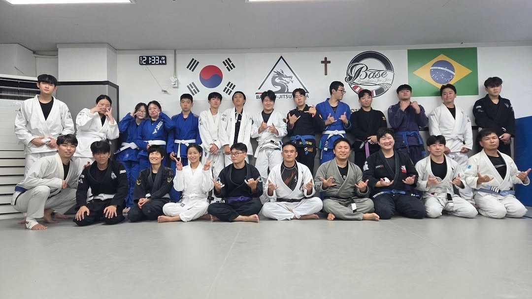 Photo by 베이스 주짓수 평촌 on August 18, 2025. May be an image of 11 people, people performing martial arts, belt and text.