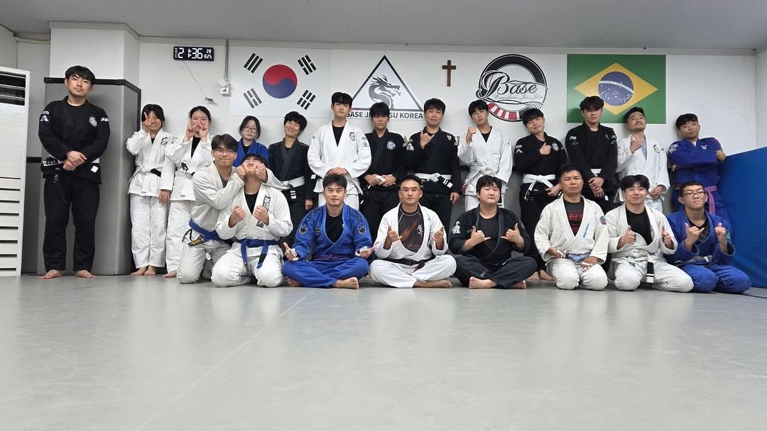 Photo by 베이스 주짓수 평촌 on August 25, 2025. May be an image of 16 people, people performing martial arts, belt and text.