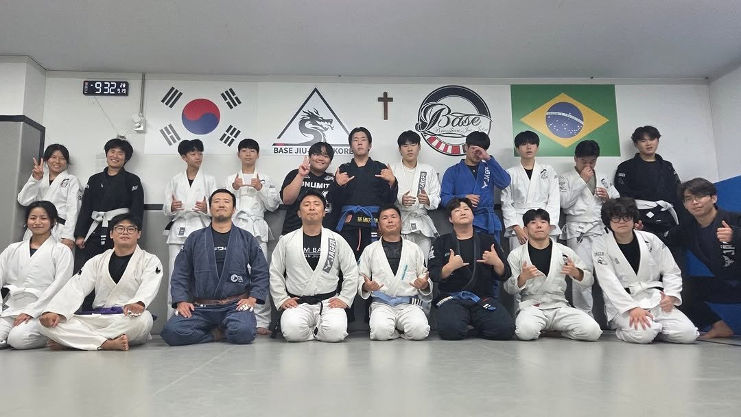 Photo by 베이스 주짓수 평촌 on September 19, 2025. May be an image of ‎20 people, people performing martial arts, belt and ‎text that says '‎・932 出 BASE JIU KORE JNLIMIT t Pre کAJY MBA‎'‎‎.