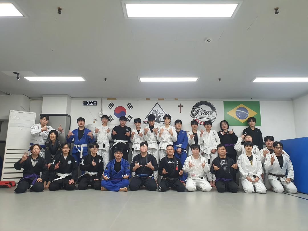 Photo by 베이스 주짓수 평촌 on January 12, 2026. May be an image of belt and text.