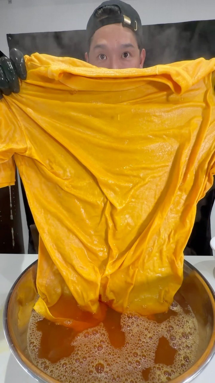 bayashi_tv 게시물 이미지: I Dyed This Shirt with Onion Peels 🧅...