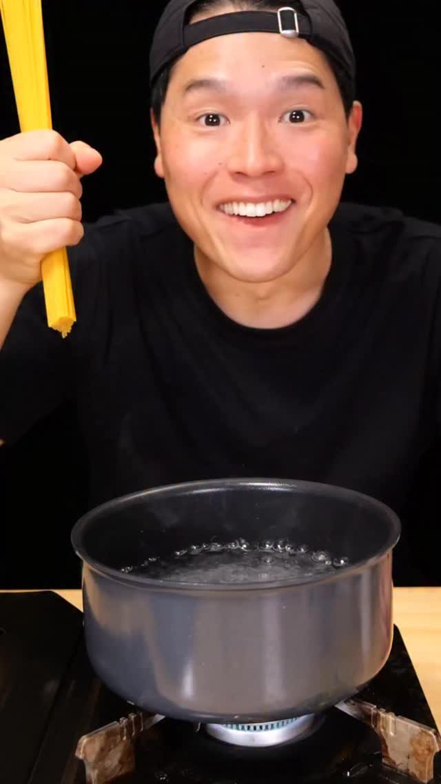 bayashi_tv 게시물 이미지: Fried Bread with Japanese Ketchup Pasta (Napolitan)