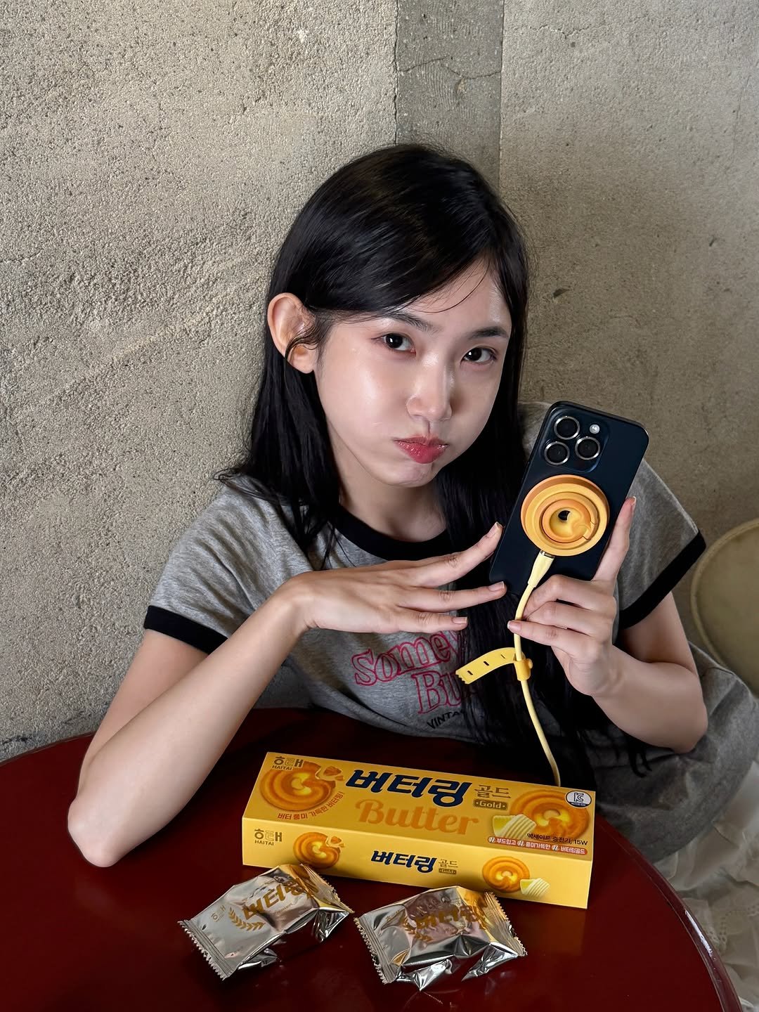 Photo shared by 김봄 | 프리랜서 배우&모델의 패션, 뷰티, vlog✨ on September 15, 2025 tagging @miniduct_official_. May be an image of 1 person, phone, wafer, lollipop and text.