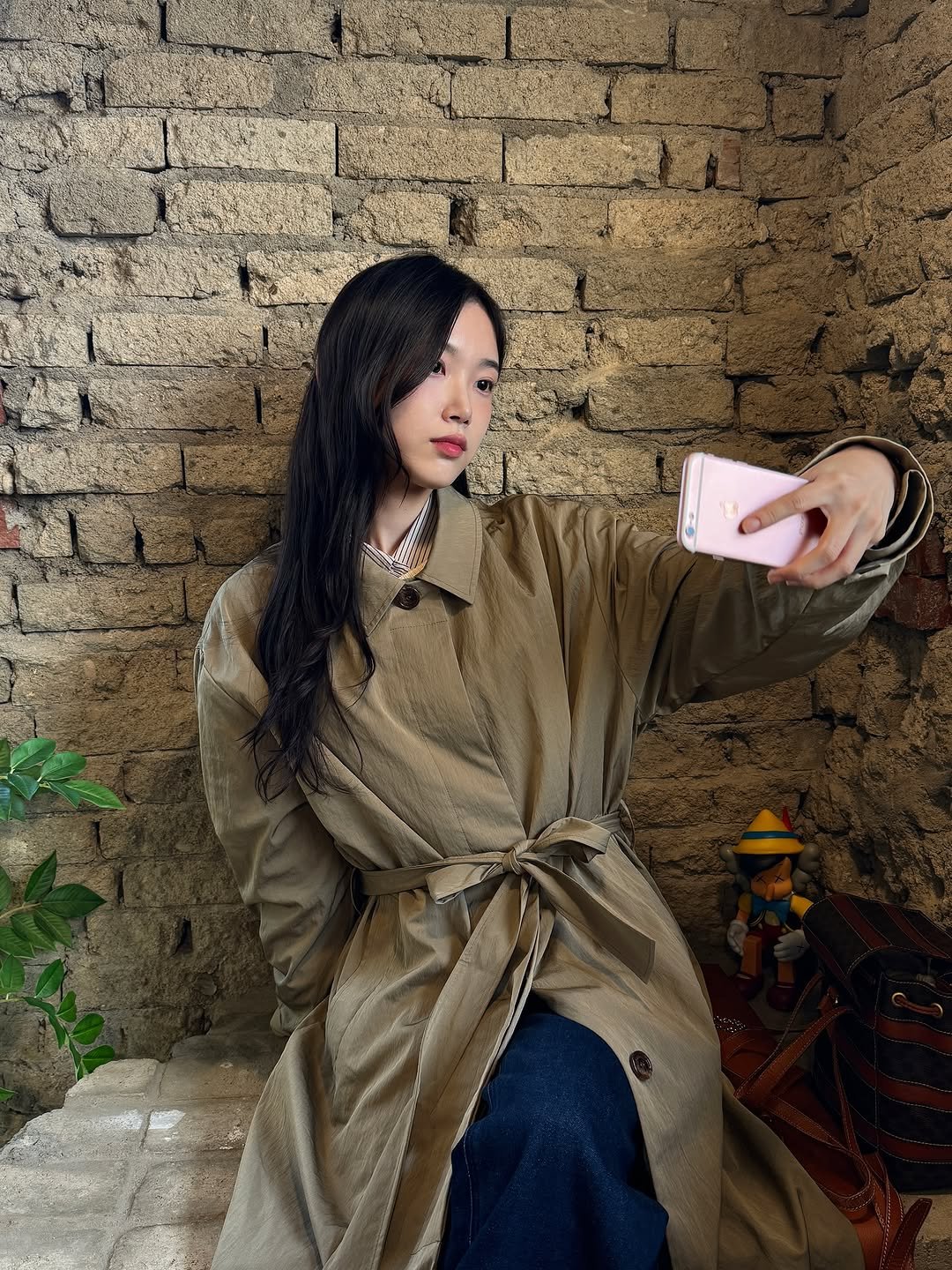 Photo shared by 김봄 | 프리랜서 배우&모델의 패션, 뷰티, vlog✨ on September 26, 2025 tagging @aube_ue. May be an image of 1 person, overcoat, duffle coat, raincoat, bath robe, parka and text.