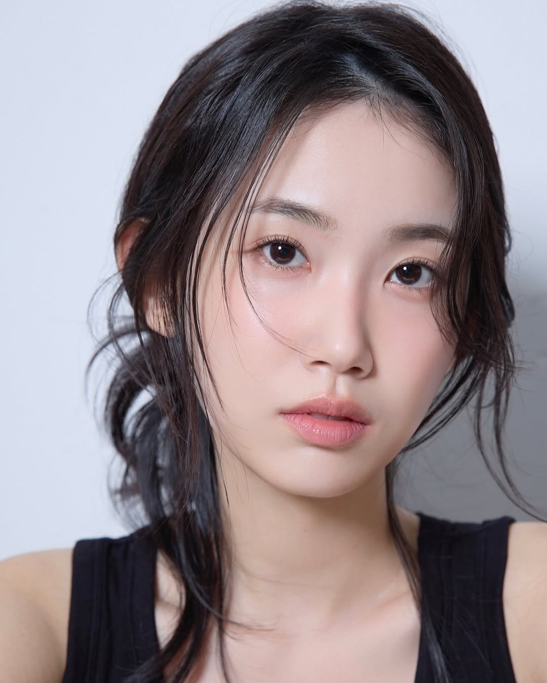Photo shared by 김봄 | 프리랜서 배우&모델의 패션, 뷰티, vlog✨ on May 01, 2025 tagging @riii.makeup, and @seowoo_studio.