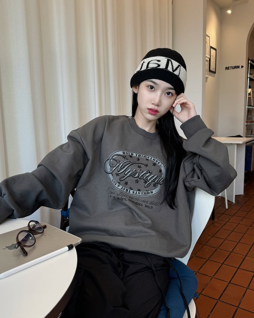 Photo shared by 김봄 | 프리랜서 배우&모델의 패션, 뷰티, vlog✨ on February 23, 2025 tagging @illigo.kr. May be an image of 1 person, hat, sweatshirt, parka, sweatpants and text.