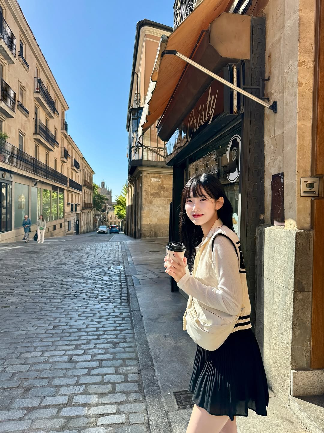 Photo by 김봄 | 프리랜서 배우&모델의 패션, 뷰티, vlog✨ on August 02, 2025. May be an image of 3 people, miniskirt, parasol, Piazza di Spagna, the Aqueduct of Segovia, street and text.