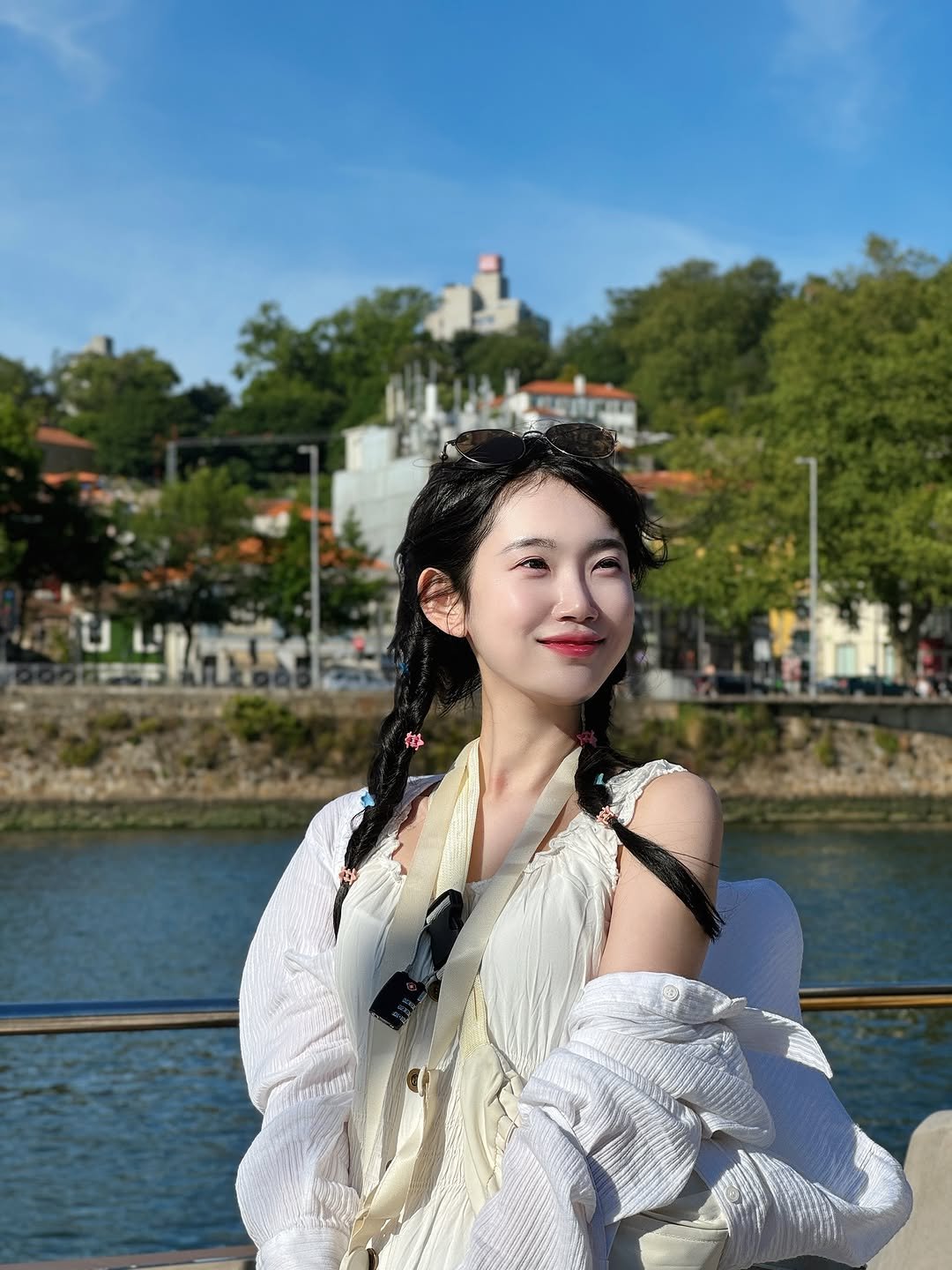 Photo by 김봄 | 프리랜서 배우&모델의 패션, 뷰티, vlog✨ on July 20, 2025. May be an image of 1 person, braids, headdress and text.