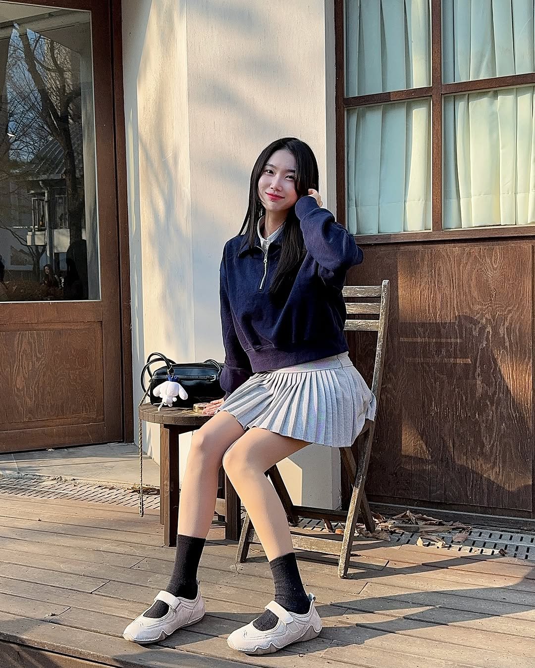 Photo shared by 김봄 | 프리랜서 배우&모델의 패션, 뷰티, vlog✨ on March 10, 2025 tagging @lazyanne_official. May be an image of 1 person, duffle coat, miniskirt, street and text.