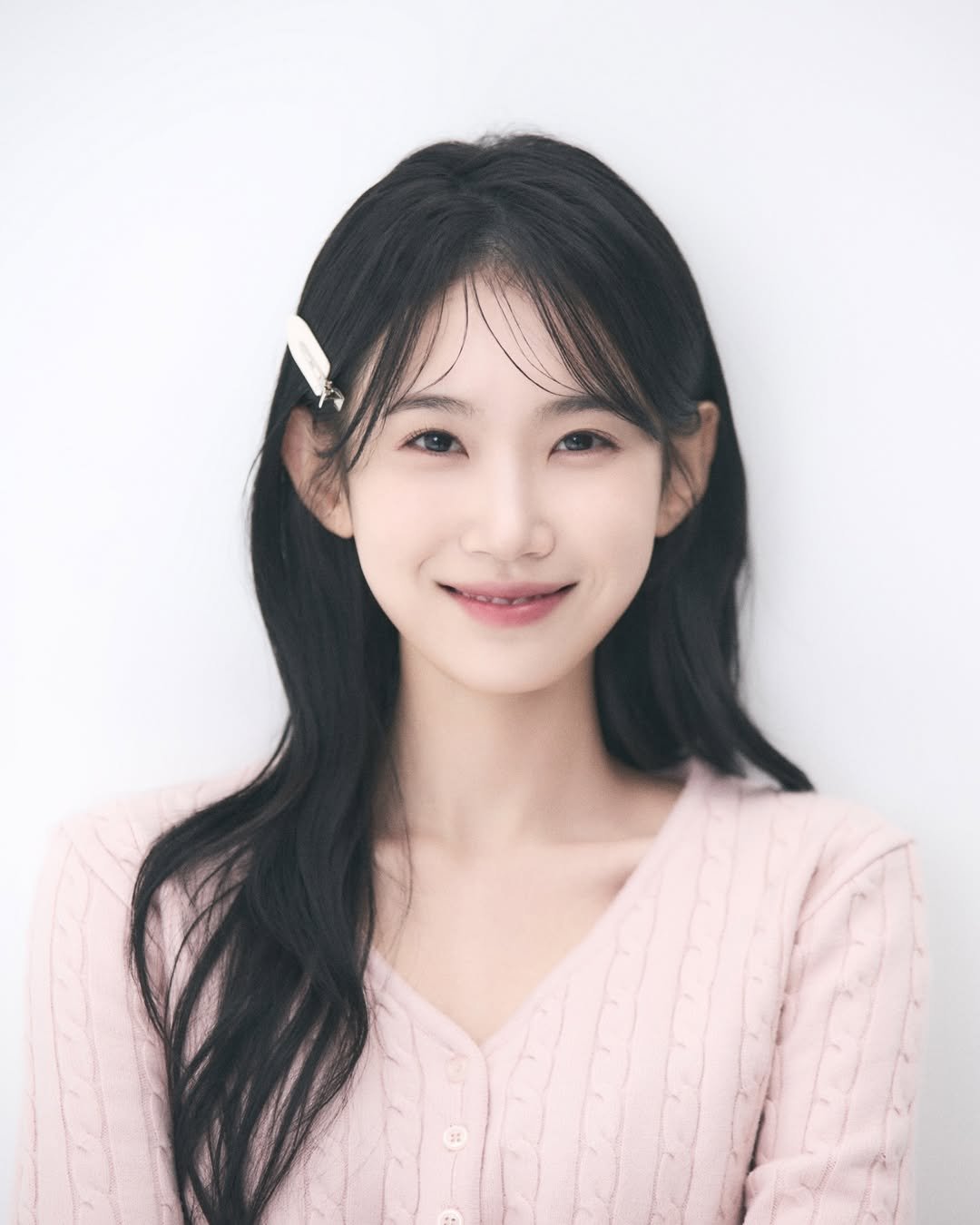 Photo shared by 김봄 | 프리랜서 배우&모델의 패션, 뷰티, vlog✨ on January 21, 2025 tagging @blue_um, @ssuukyung, @studio_dion__, and @_leeareum.