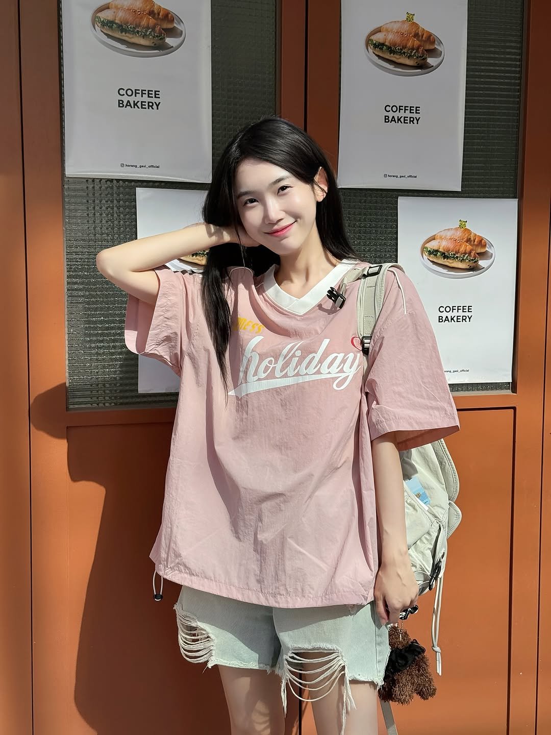 Photo shared by 김봄 | 프리랜서 배우&모델의 패션, 뷰티, vlog✨ on July 26, 2025 tagging @expressholiday_official. May be an image of 1 person, top, shorts and text.