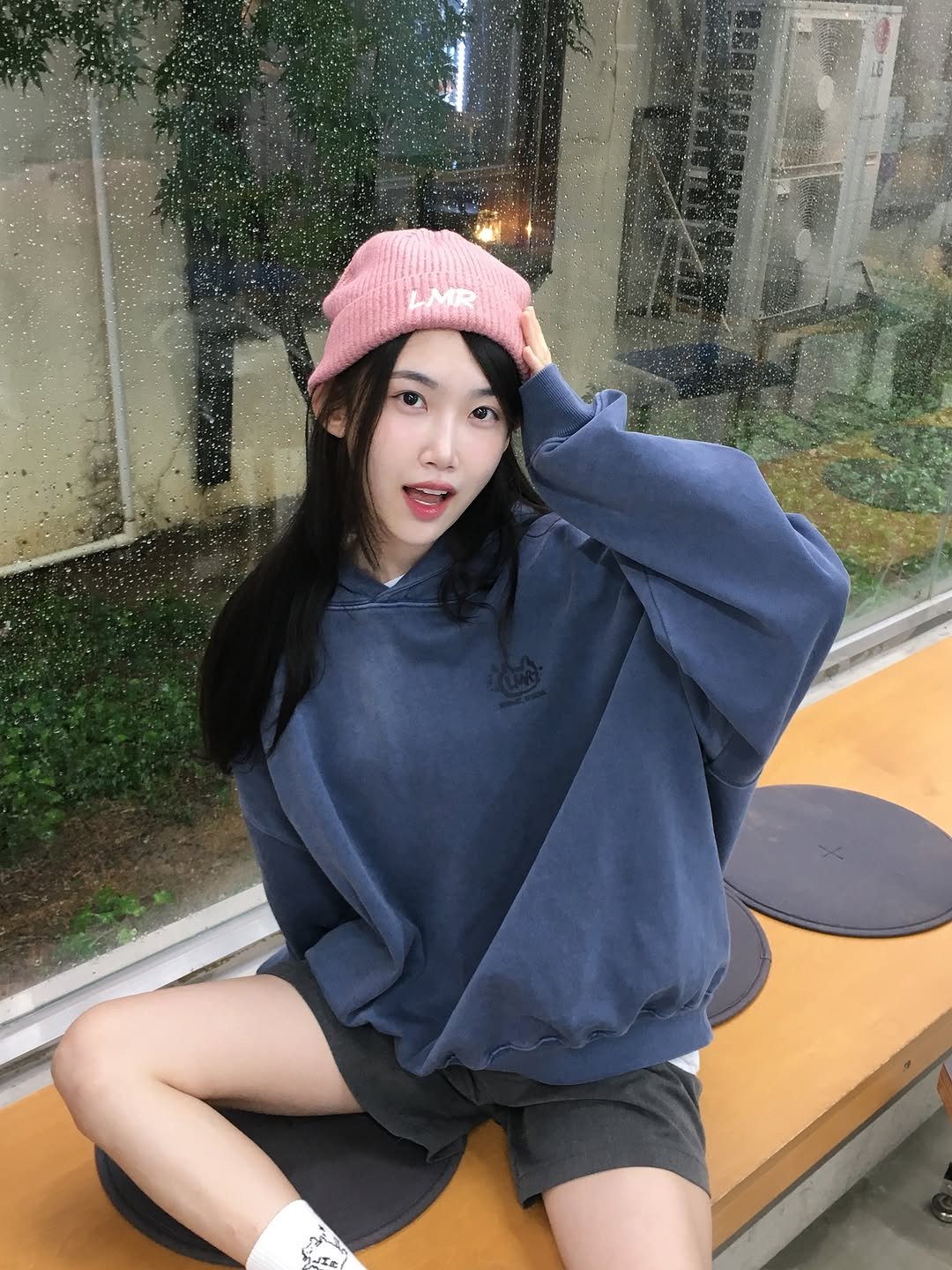 Photo shared by 김봄 | 프리랜서 배우&모델의 패션, 뷰티, vlog✨ on September 24, 2025 tagging @lmr__official. May be an image of 1 person, hat, shorts, sweatshirt, parka, beret, top and text.