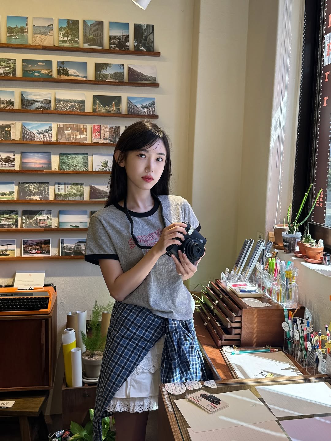 Photo shared by 김봄 | 프리랜서 배우&모델의 패션, 뷰티, vlog✨ on September 16, 2025 tagging @papereria.official. May be an image of 1 person, child, newspaper, newsstand and text.