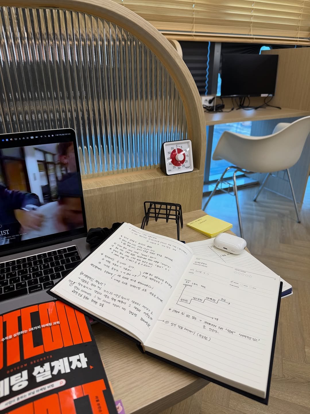 Photo by 빼콩ㅣ굿생• 부수입• 자기계발 on November 16, 2025. May be an image of studying, floor plan, childrens toy, bureau, tablet, screen, book, clipboard, office and text.