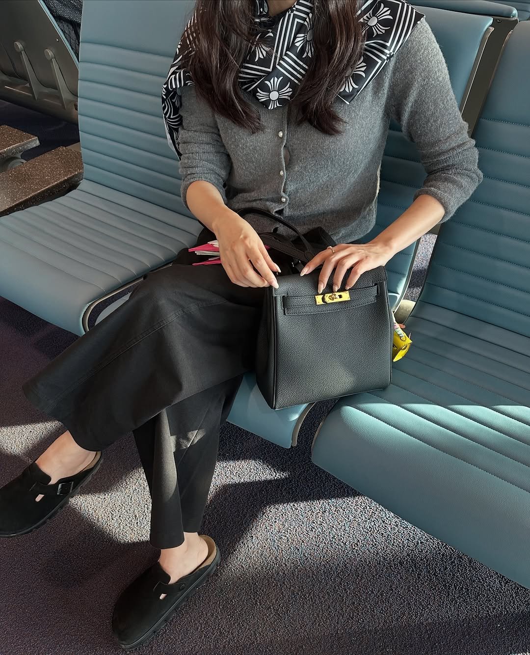 Photo by 빽꾸•바비•키링•백참•소품샵 on October 01, 2025. May be an image of slingback shoes and briefcase.