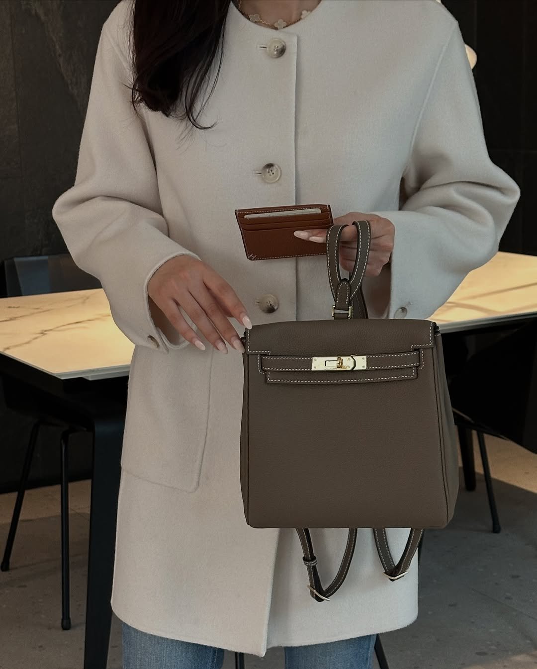 Photo by 빽꾸•바비•키링•백참•소품샵 on October 03, 2025. May be an image of drawstring, briefcase, clutch and purse.