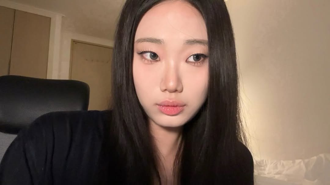 Photo by 다인이공 on January 23, 2026. May be a selfie of one or more people, lipstick, makeup, eyeliner, hair and text.