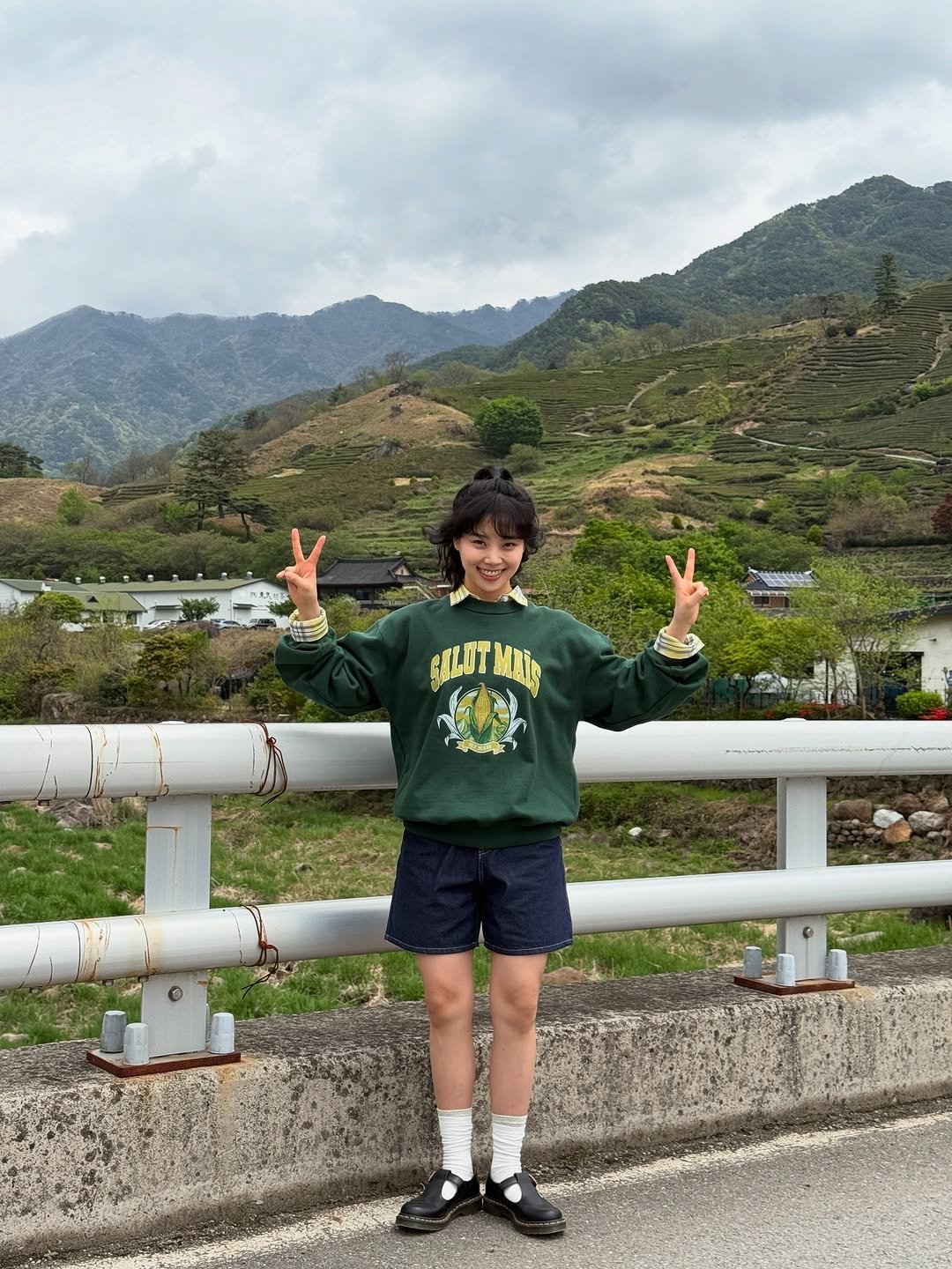 Photo by 빵먹다살찐떡 on August 08, 2025. May be an image of 1 person, shorts, road and text.