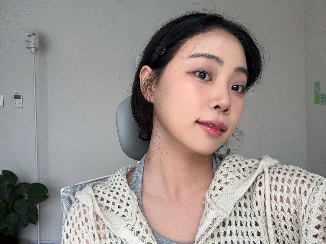 Photo by 빵먹다살찐떡 on June 25, 2025. May be a selfie of 1 person, lipstick, makeup, hair and text.