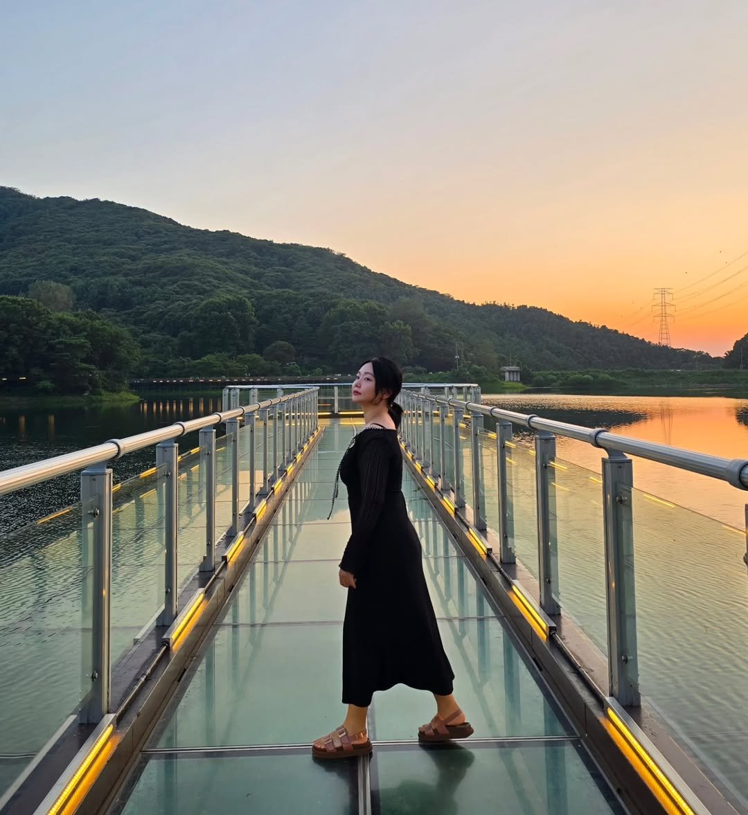 Photo shared by 뽀이어트 ㅣ 95kg 출신 다이어트 * 체형 꿀팁 on August 09, 2025 tagging @brewda.yangju. May be an image of 1 person, twilight, lake, suspension bridge and text.