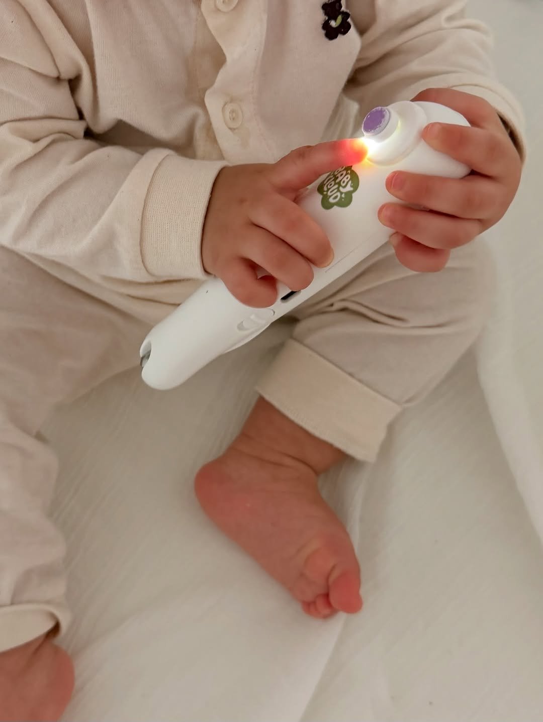 Photo by 💖뽀zip💖 on November 10, 2025. May be an image of baby, hair dryer and text.