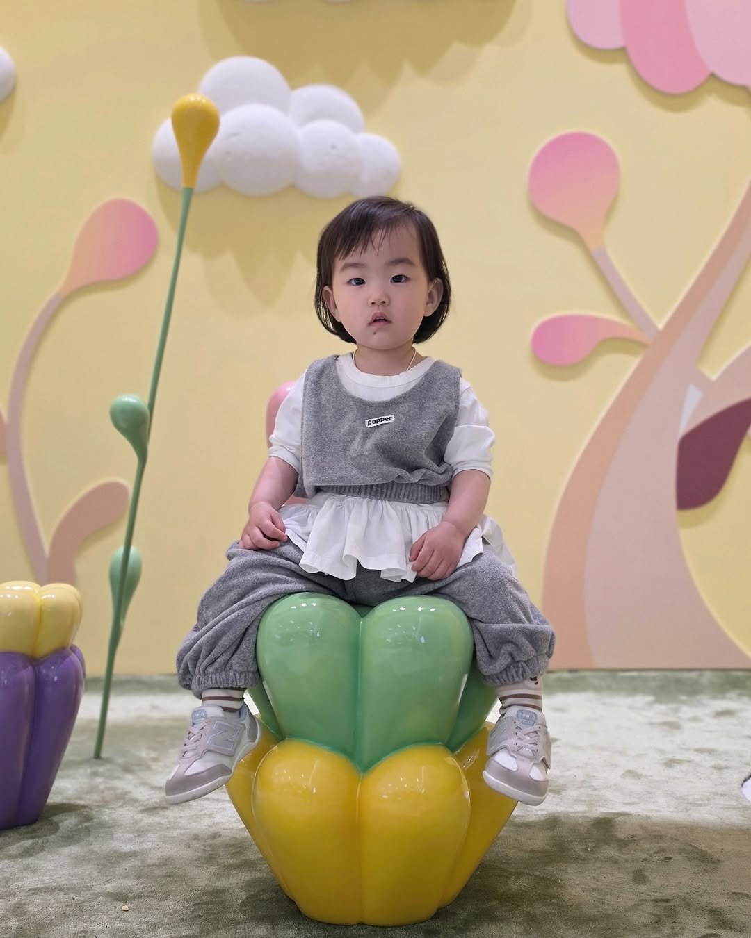 Photo by 💖뽀zip💖 on April 19, 2026. May be an image of baby, bucket, lollipop and text.