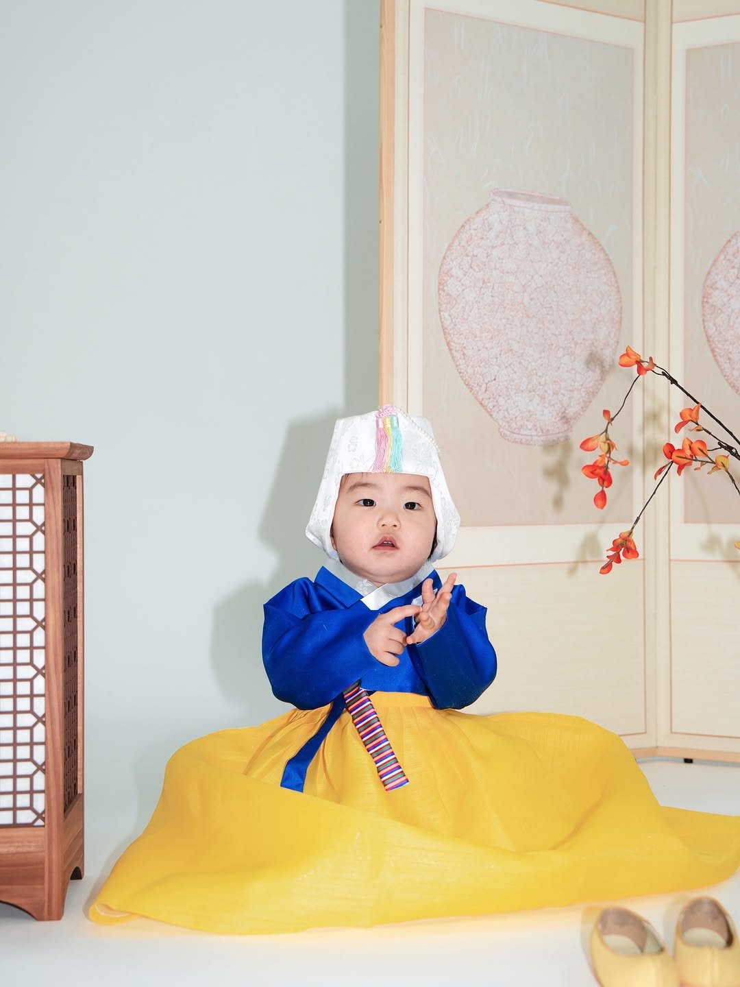 Photo by 💖뽀zip💖 on December 29, 2025. May be an image of baby, baby shoes, costume and text.