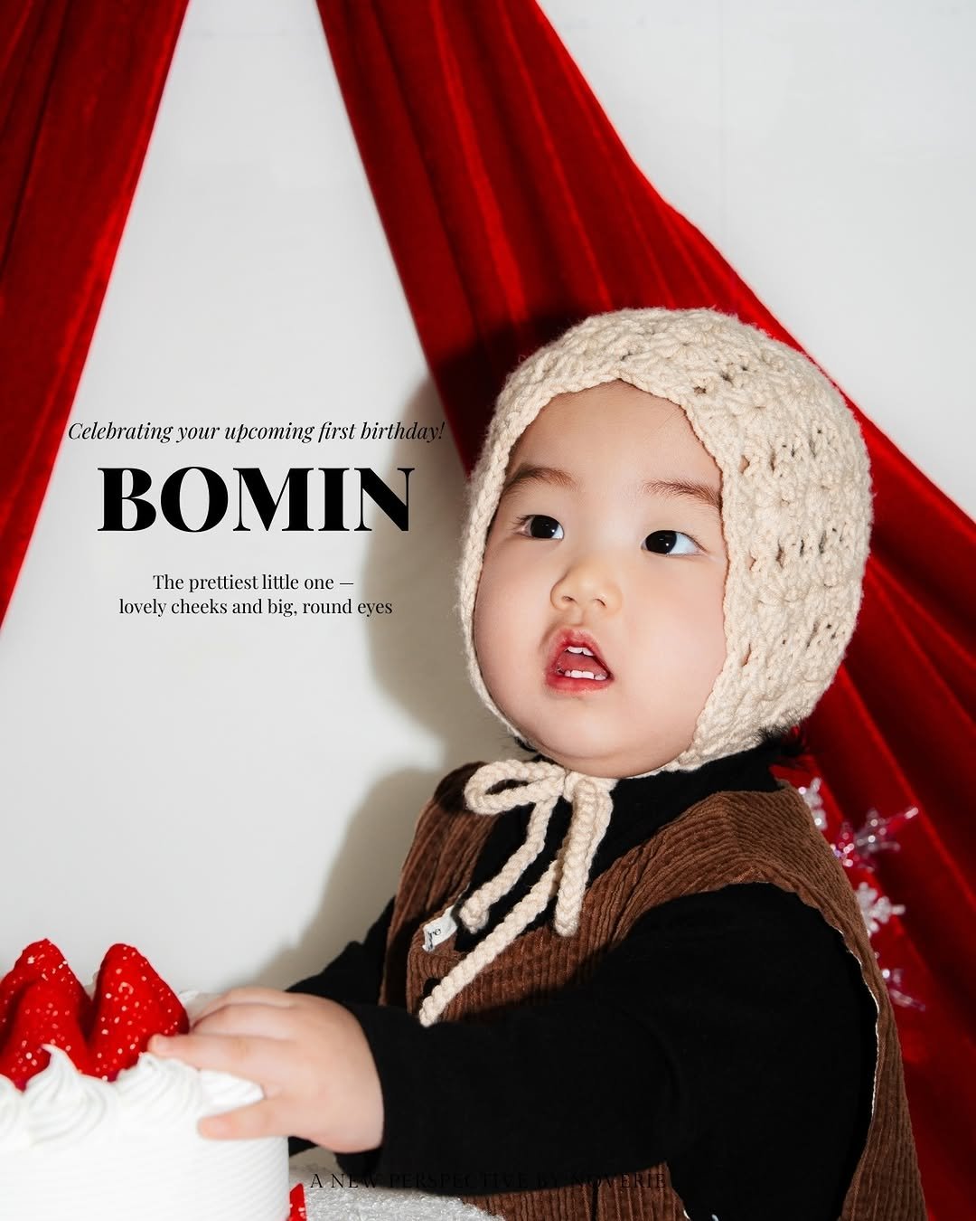 Photo shared by 💖뽀zip💖 on December 29, 2025 tagging @noverie.studio. May be an image of ‎baby, duffle coat, knit, cloak, beret and ‎text that says '‎Celebrating: your upcoming first birthd BOMIN The prettiest little one Thepretiestitleone- - lovely cheeks and big. round lovelycheeksandbig.roundoye eyes دا‎'‎‎.