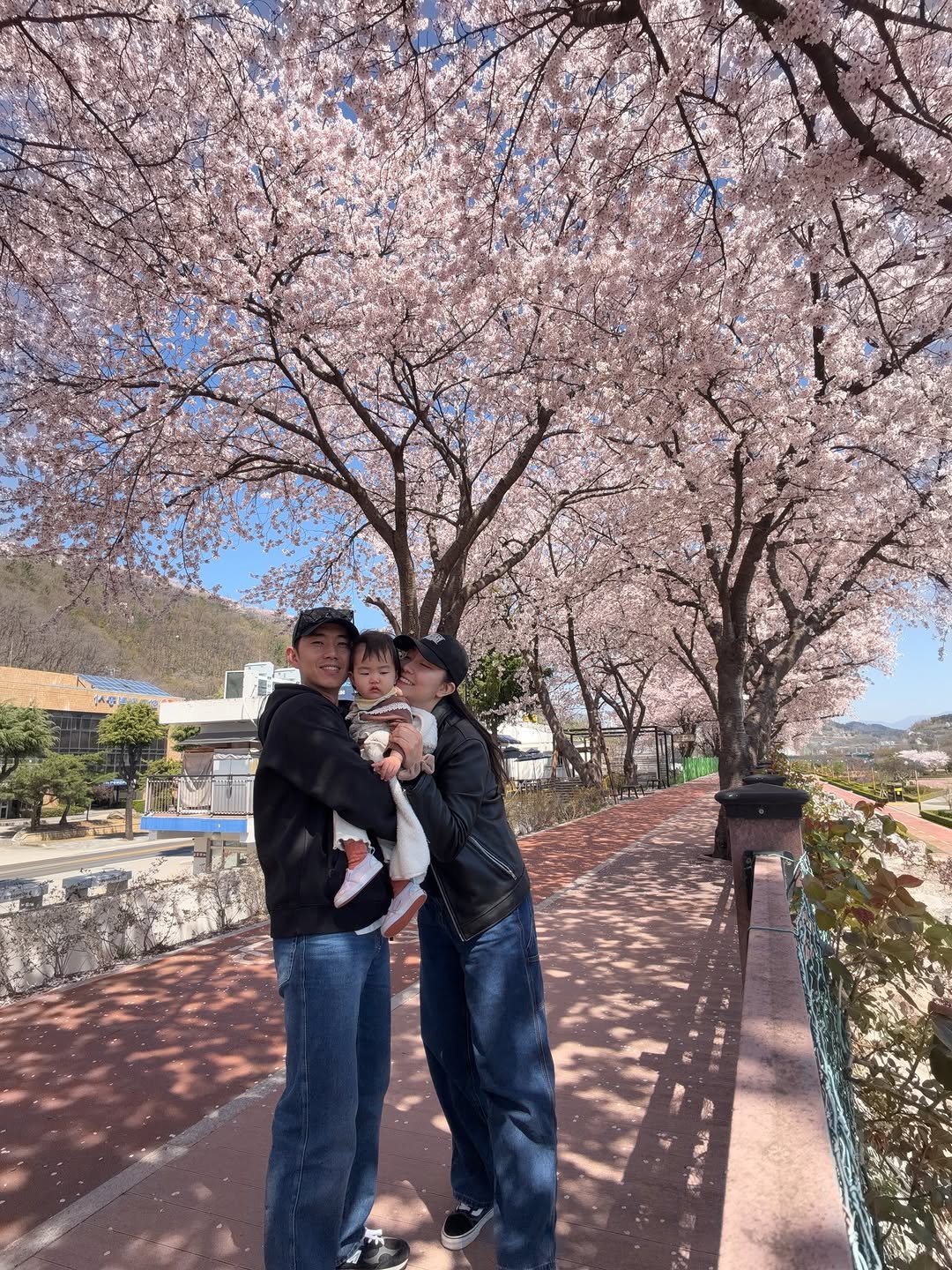 Photo by 💖뽀zip💖 on April 08, 2026. May be an image of people kissing, stone-fruit tree, flower, park and text.