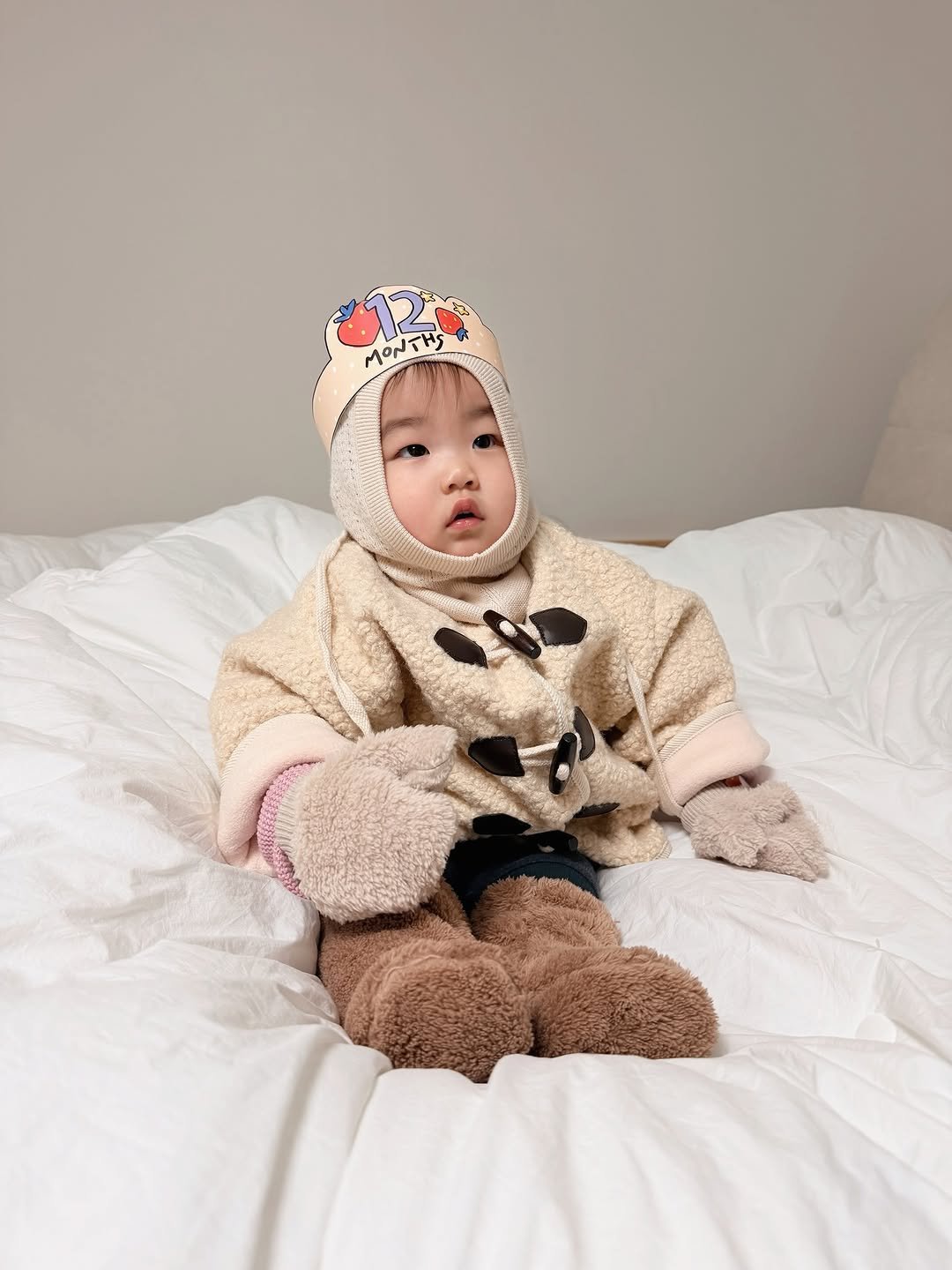Photo by 💖뽀zip💖 on December 28, 2025. May be an image of baby, duffle coat, hat, snowsuit, fleece, blanket and text.