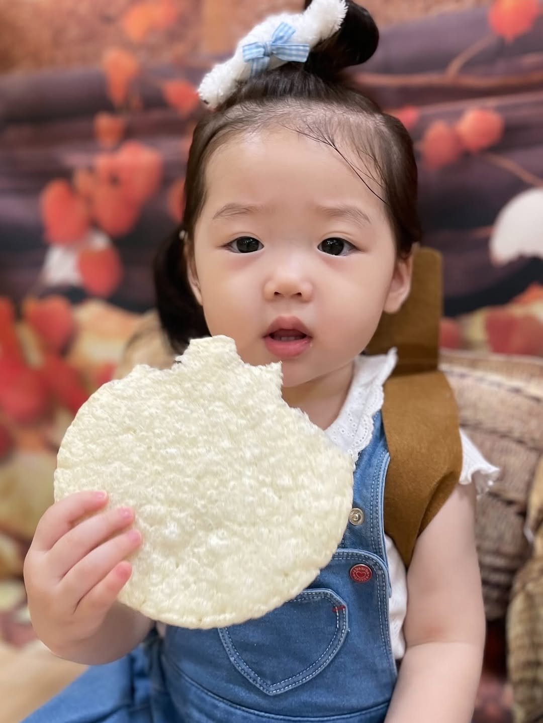 Photo by 김아인 (뽀물이 👶🏻) on September 08, 2025. May be an image of 1 person, baby, oatmeal cookies, crackers and text.