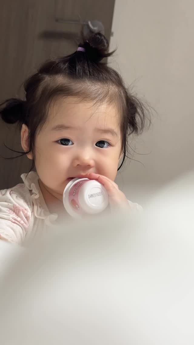 bbomool418 게시물 이미지: ”떼!! 떼 !!떼!!“
비닐 뜯어달라길래, 엄마 못하겠다고
안 뜯어진다고...