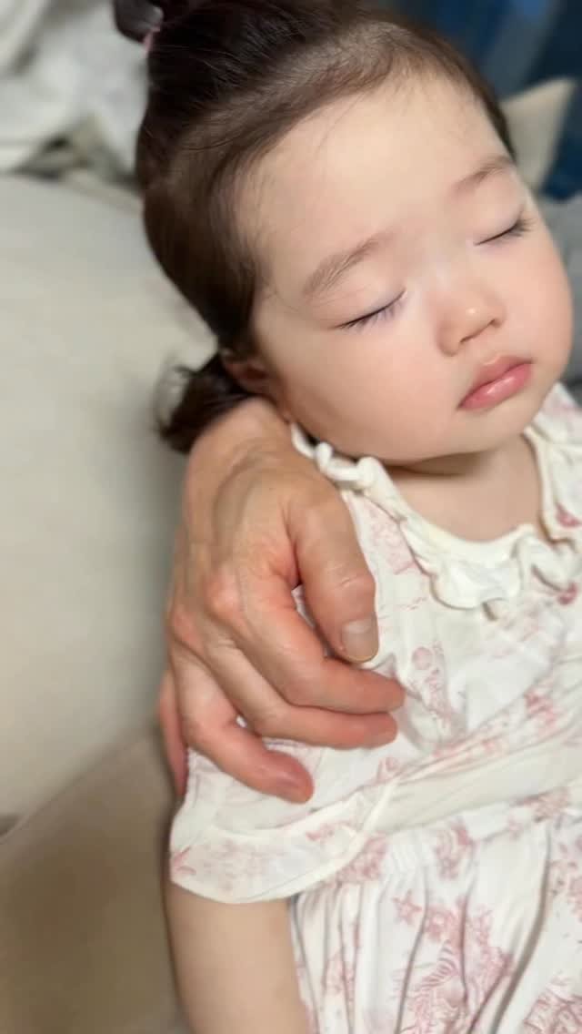 bbomool418 게시물 이미지: 목욕하다가 잠이 들었는데… 
엄마랑 이모할미가 자꾸 깨워서 화가났어요🤢
