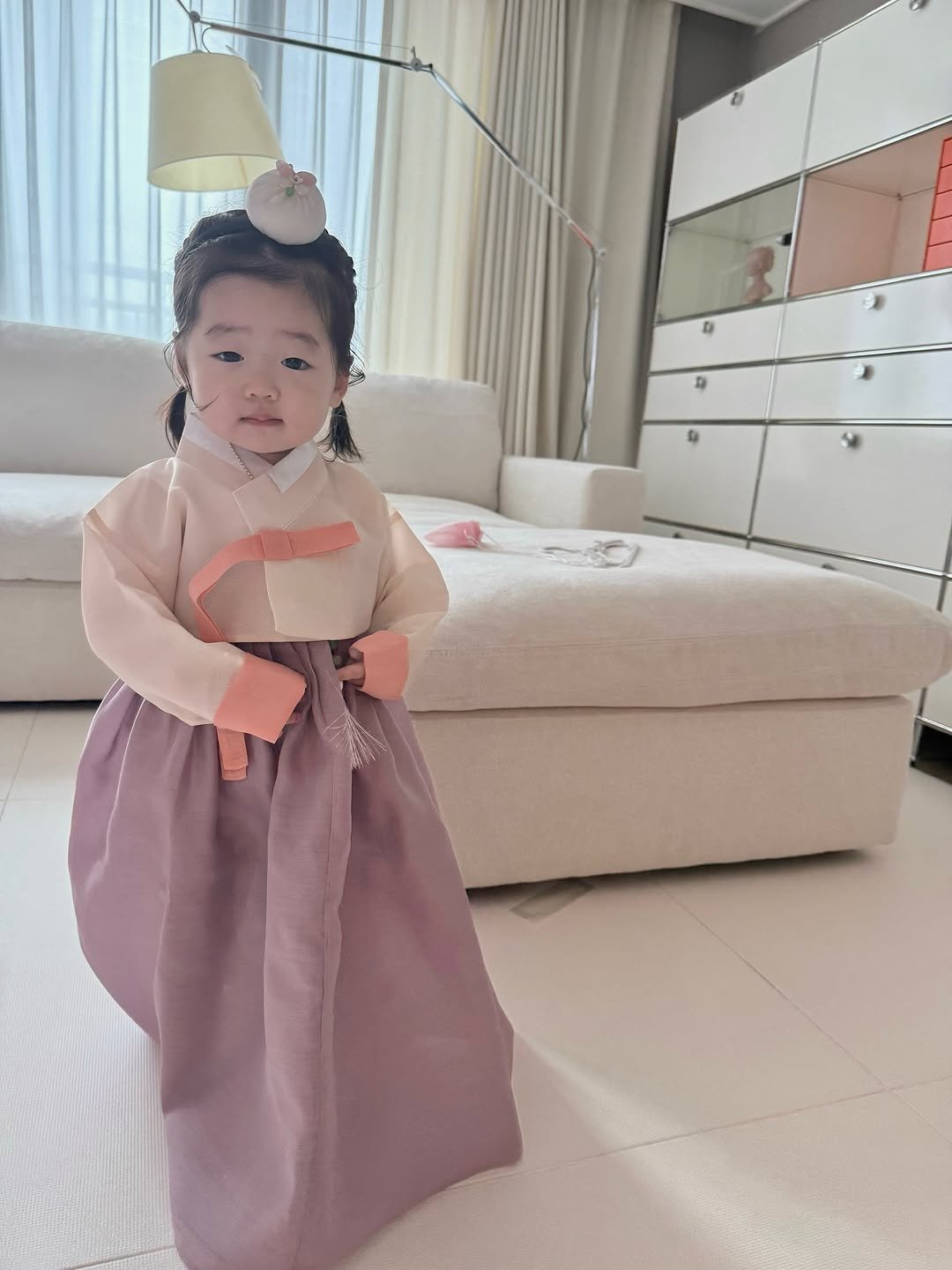 Photo shared by 민스샵 ㅣ 미인채 대표  천정민 on October 01, 2025 tagging @bbomool418. May be an image of 1 person, baby, sleepwear, bath robe, dress, robe and text.