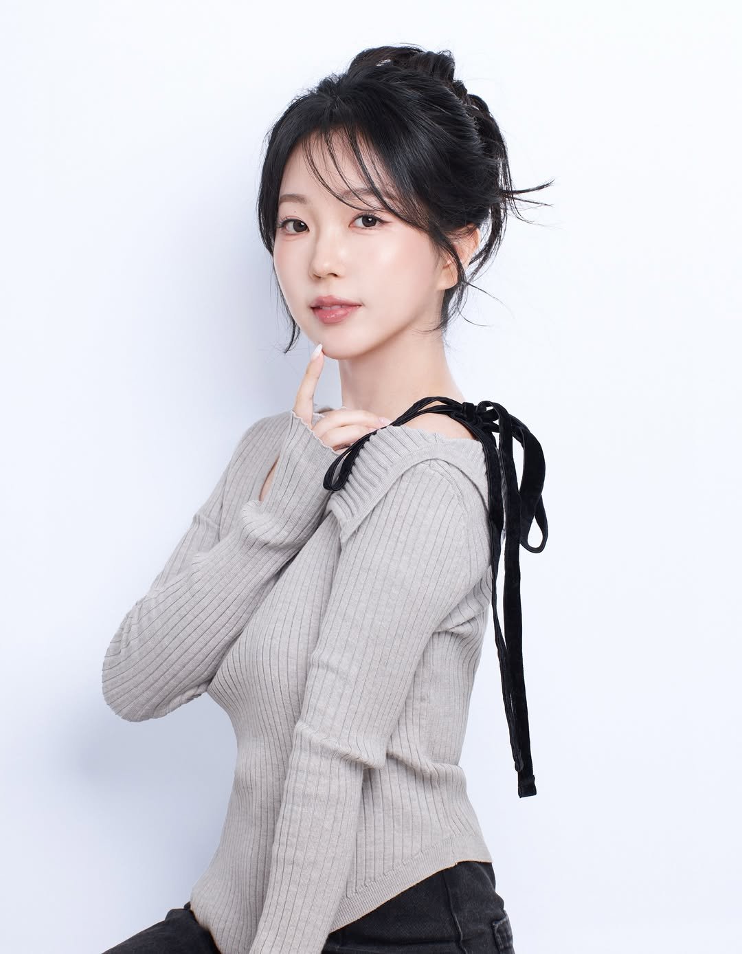 Photo by 뿅글이 on December 11, 2025. May be an image of one or more people, braids, top and knit.