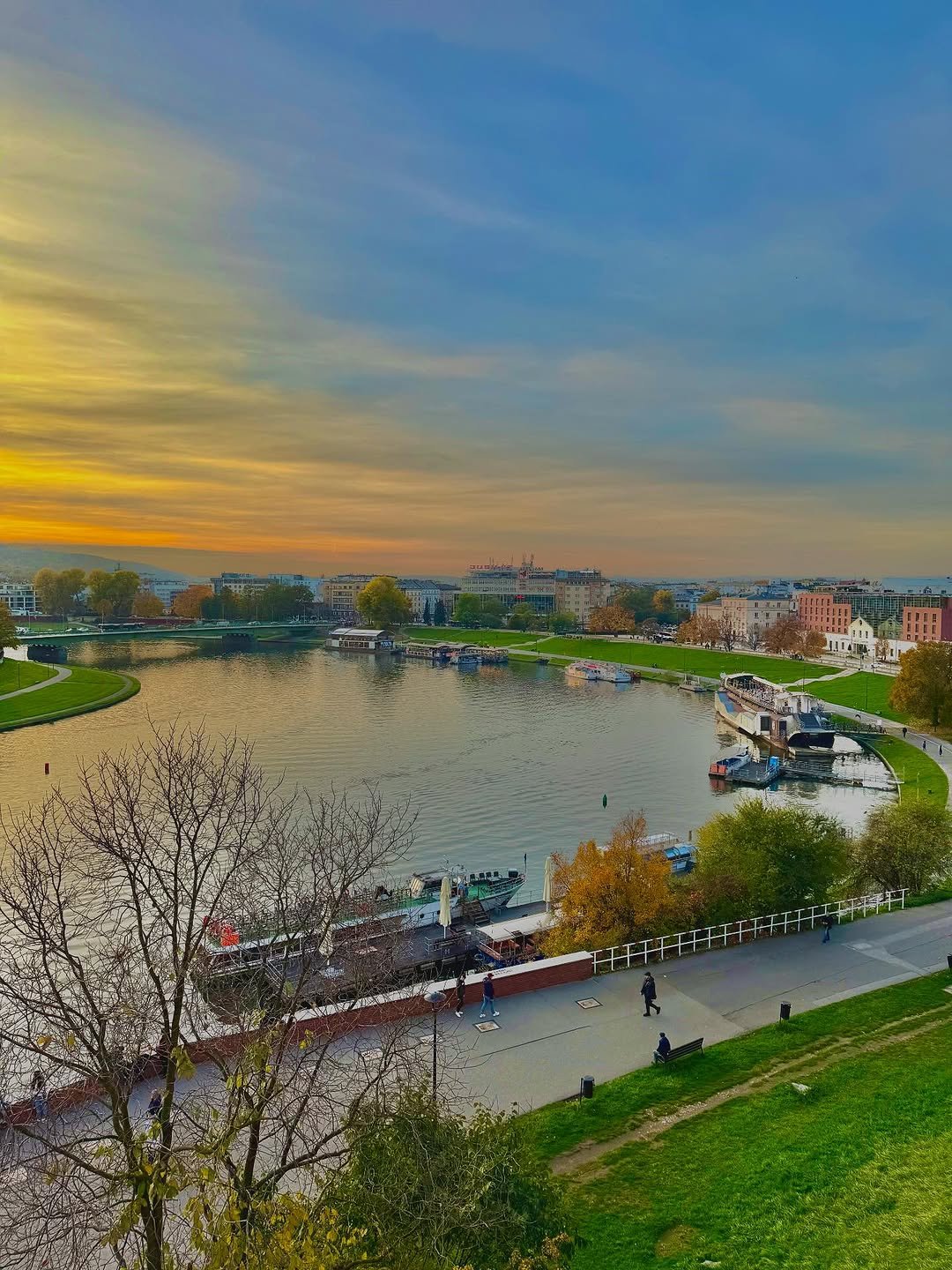 Photo by EUNHYUK on October 26, 2025. May be an image of twilight and lake.