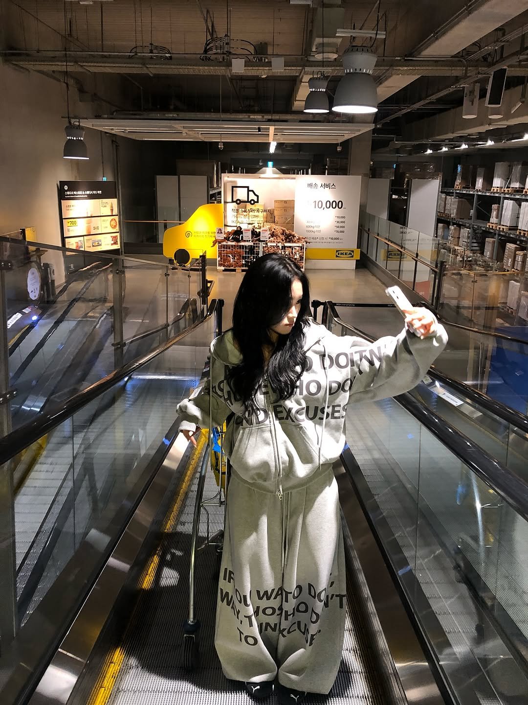 Photo by 베으 on October 18, 2025. May be an image of overcoat and text.