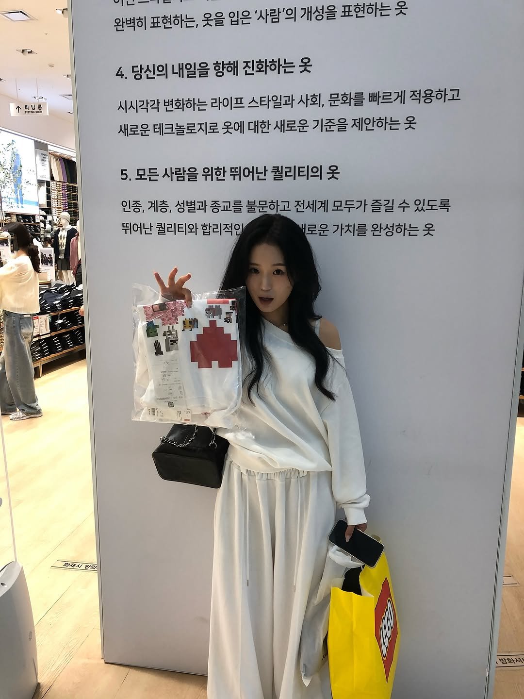 Photo by 베으 on October 05, 2025. May be an image of 3 people, cornflower and text that says '완벽히 표현하는, 옷을 입은 '사람'의 개성을 표현하는 能点 4. 당신의 내일을 향해 진화하는 시시각각 변화하는 라이프 스타일과 사회, 문화를 빠르게 적용하고 새로운 테크놀로지로 옷에 대한 새로운 기준을 제안하는 옷 5. 모든 사람을 위한 뛰어난 퀄리티의 옷 인종, 계층, 성별과 종교를 불문하고 전세계 모두가 즐길 수 있도록 뛰어난 퀄리티와 합리적인 대로운 가치를 완성하는 옷 관피방 빙화서'.