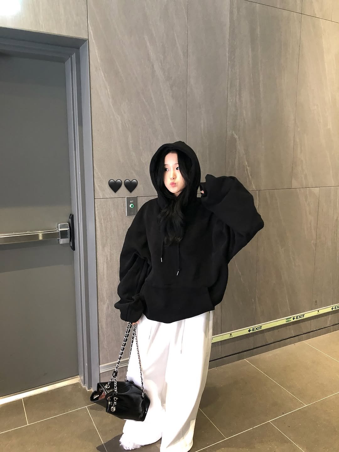 Photo by 베으 on November 14, 2025. May be an image of overcoat, goosedown coat and duffle coat.