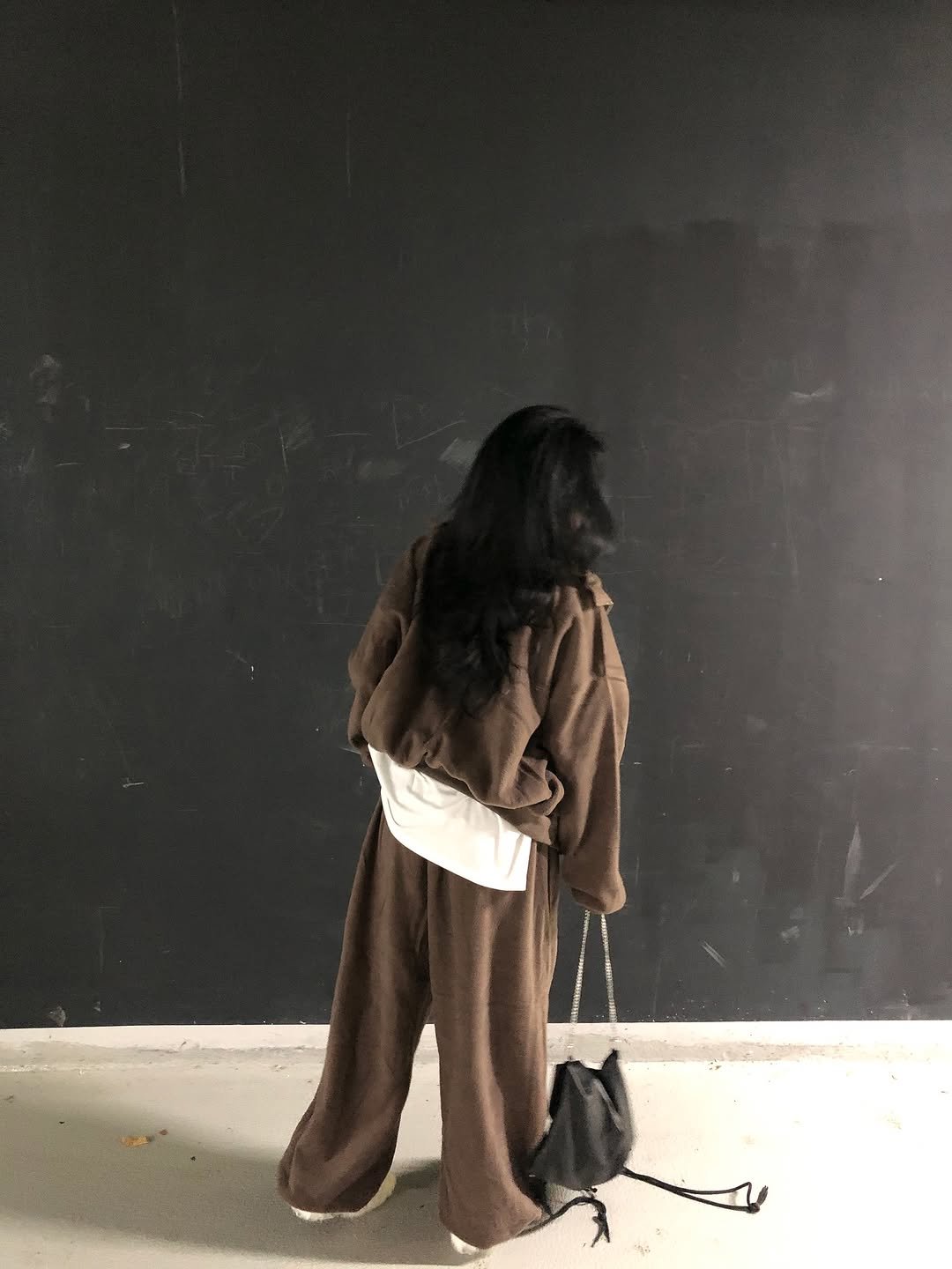 Photo by 베으 on November 03, 2025. May be an image of overcoat.