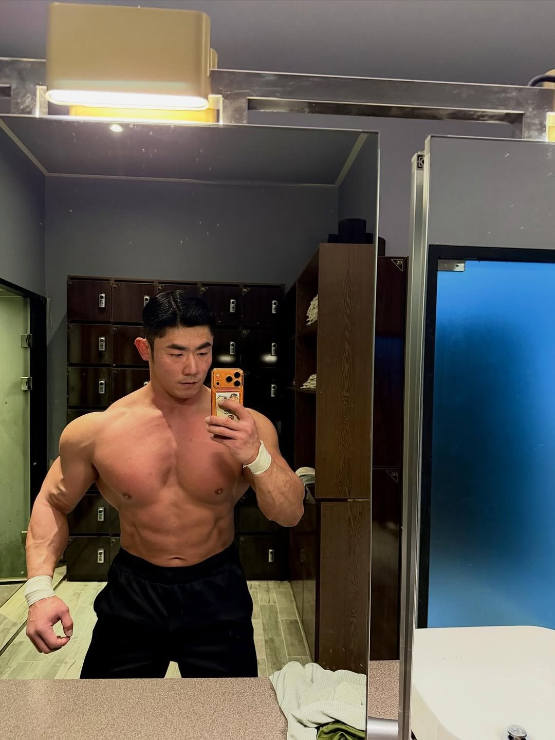 Photo by 🇰🇷IFBB_PRO_Park seong su💎남천동pt.광안리pt.대연동pt on February 24, 2026. May be a selfie of one or more people, biceps, people bodybuilding and text.
