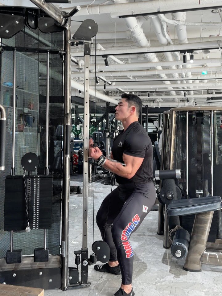 beast_best_park 게시물 이미지: 오늘 하체 !!! 🔥🔥🔥
1.케이블 저쳐스쿼트 1세트 
2.스쿼트 최대한 반복...