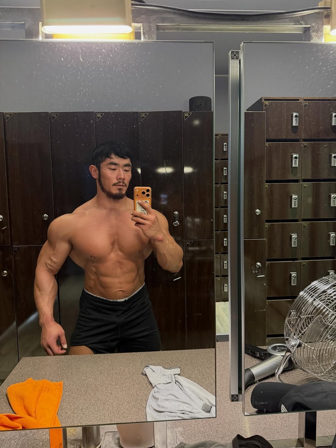 Photo by 🇰🇷IFBB_PRO_Park seong su💎부산피티/경성대피티/대연동피티/남천동피티 on November 12, 2025. May be a selfie of one or more people, biceps, people bodybuilding and text.