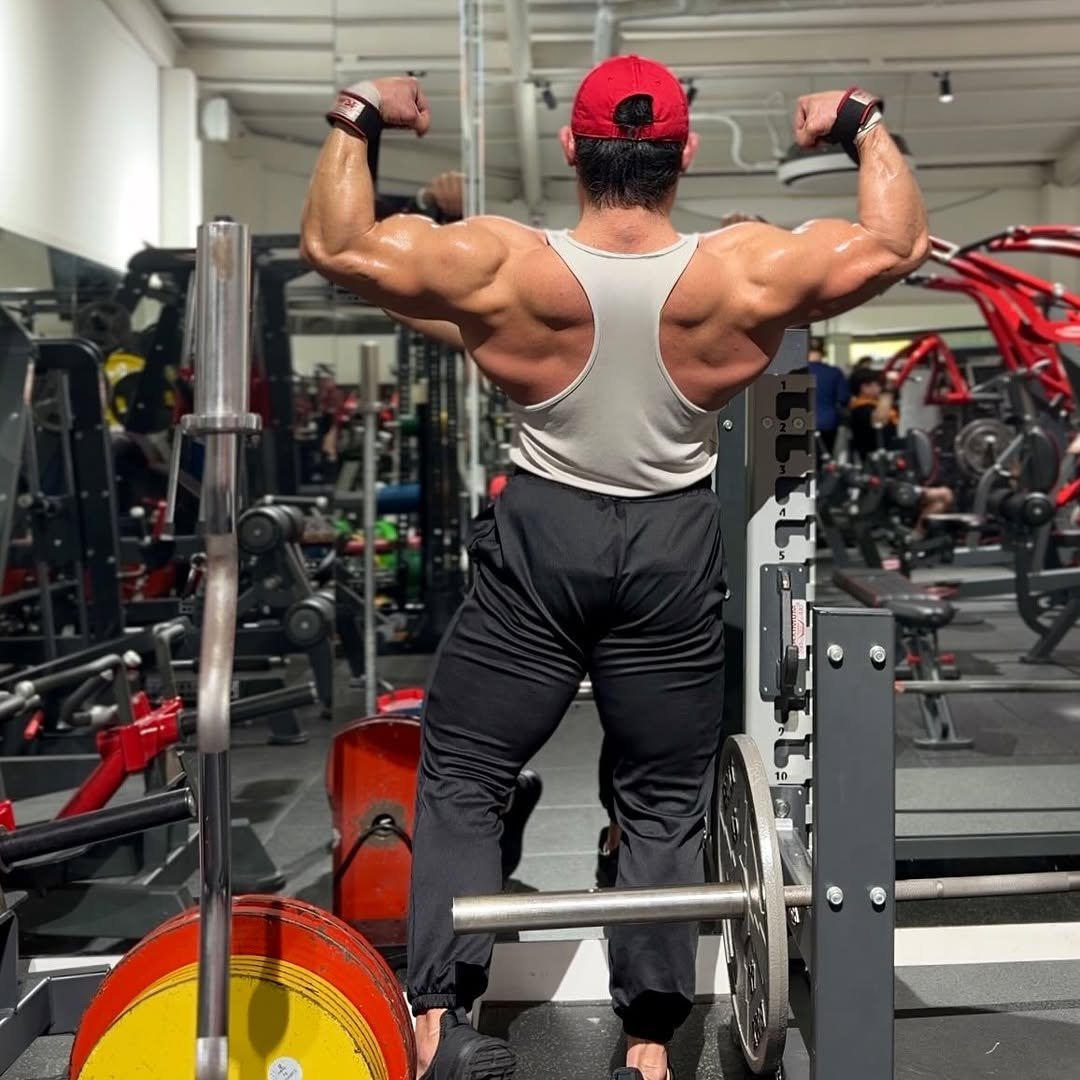 Photo by 🇰🇷IFBB_PRO_Park seong su💎남천동pt.광안리pt.대연동pt on December 26, 2025. May be an image of one or more people, biceps, people bodybuilding and text.