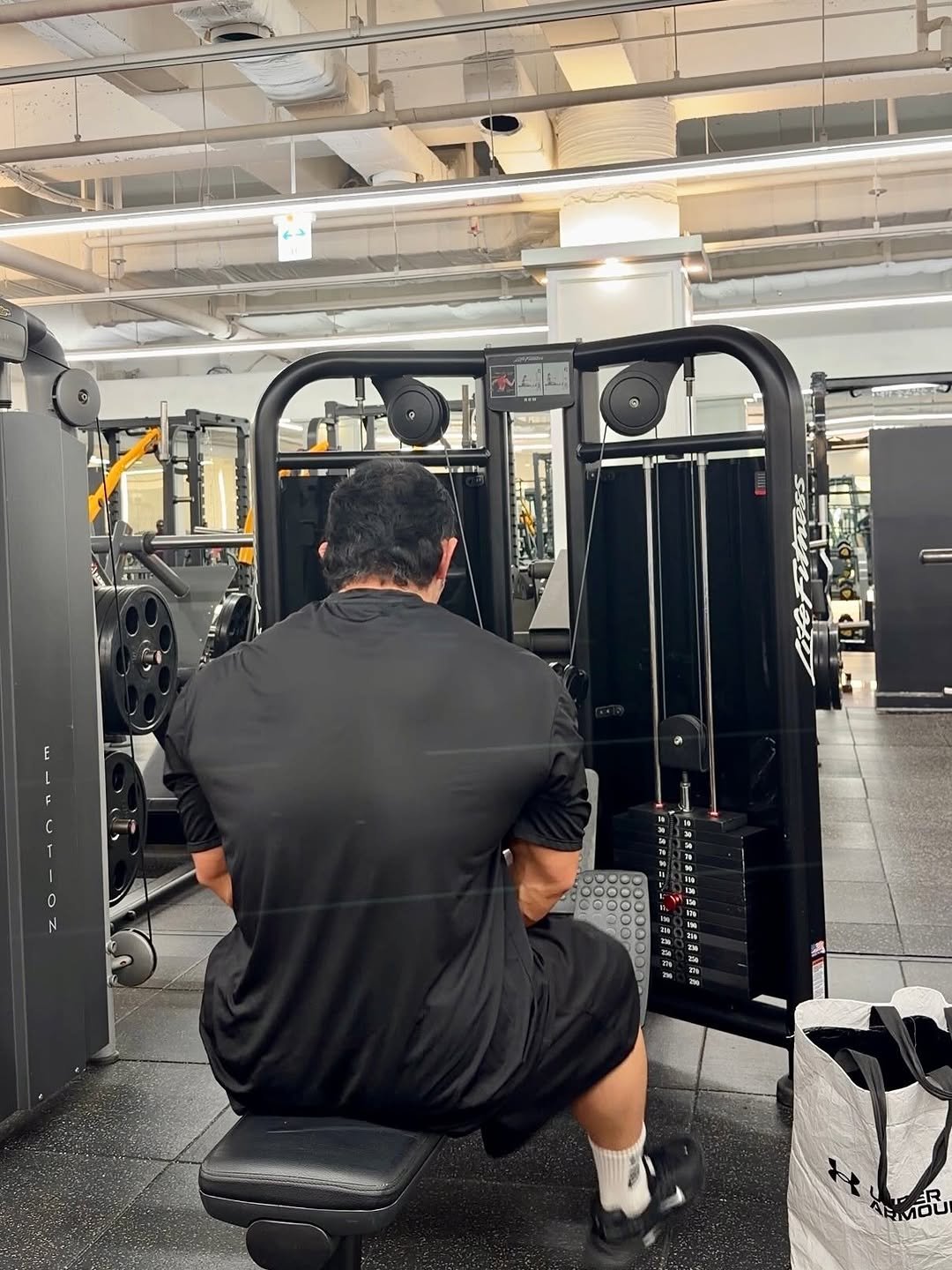 Photo by 🇰🇷IFBB_PRO_Park seong su💎남천동pt.광안리pt.대연동pt on February 18, 2026. May be an image of one or more people, biceps, people bodybuilding, treadmill, dumbbell and text.