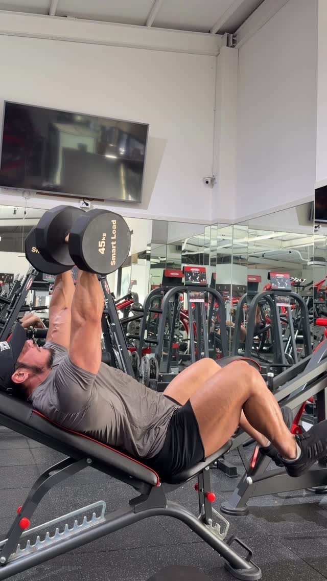 beast_best_park 게시물 이미지: 중량보다는 최대한 가슴에 집중해서!! 🔥인클라인 덤벨프레스 

짐웨어...