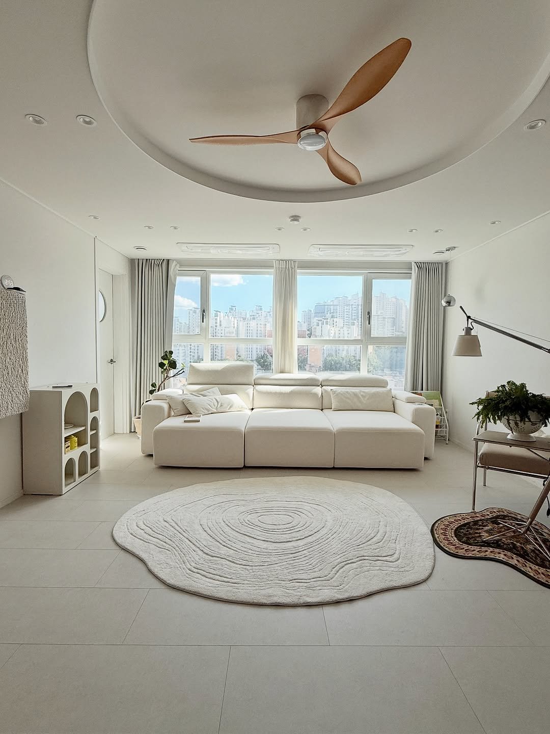 Photo by 비앳홈 on October 06, 2025. May be an image of chaise lounge, indoors, bedroom, living room and text.