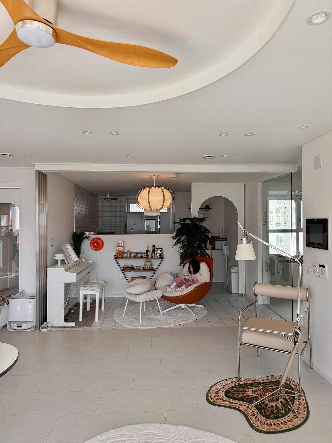 Photo by 비앳홈 on November 01, 2025. May be an image of living room, indoors and text.